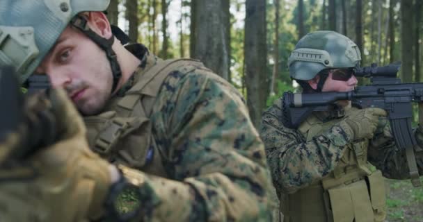 Vojáci chrání svou linii v hustém lese. Vojenská akce záchrany a ochrany základny v lese — Stock video