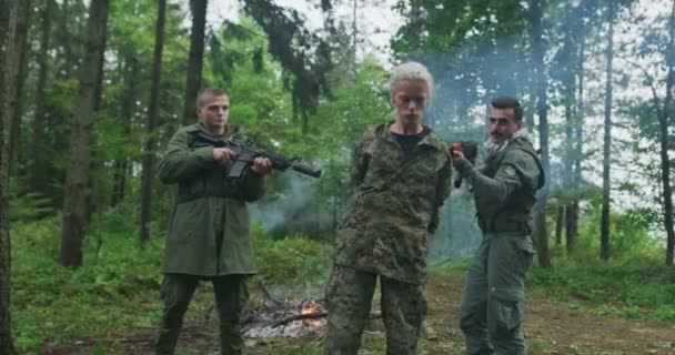 Silahlı teröristler ormandaki yoğun dumanlı kadın askerleri rehin aldı. — Stok video