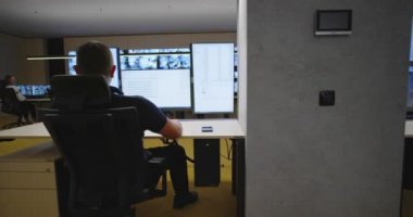 İzleme odasında radyo vericisi kullanan erkek güvenlik görevlisi, güvenlik ve gözetim kavramı