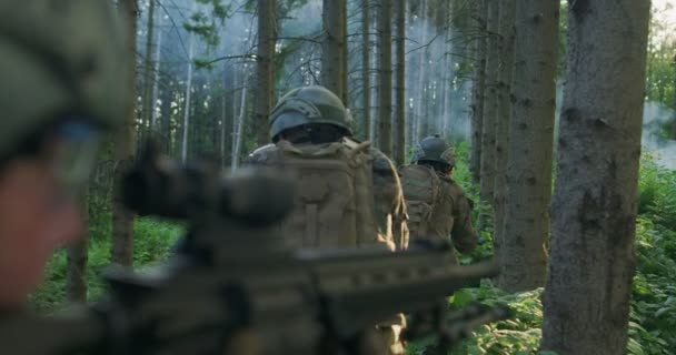 Військова операція з загостренням твердих тіл, що атакують ворожу лінію в густому лісі вдень — стокове відео