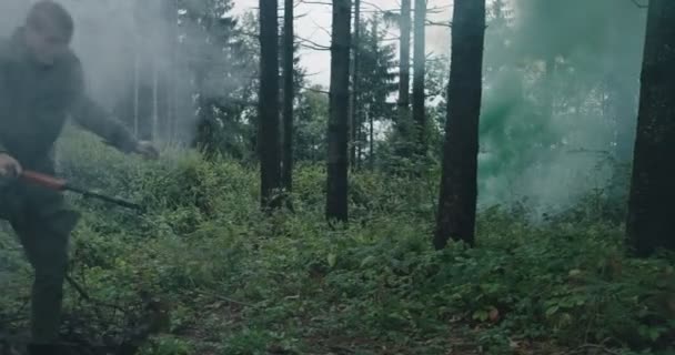 森の中でテロや敵のために行動している特殊部隊の兵士密林の中で煙と反テロ軍事行動 — ストック動画