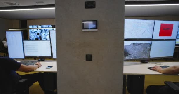 Férfi biztonsági őr rádióadót használ a megfigyelő szobában, a biztonság és a megfigyelés koncepciója — Stock videók