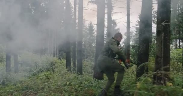 Солдати спецпризначенців у діях за терориста або опонента в лісі з димом у задньому дворі, антитерористичні мілітарні дії в густих лісах. — стокове відео