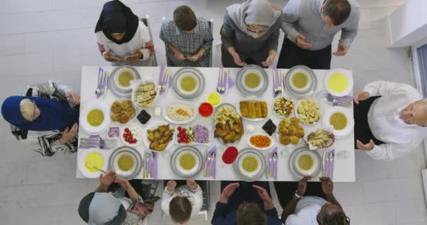 Família muçulmana se reunindo por ter Iftar no Ramadã juntos vista superior — Vídeo de Stock