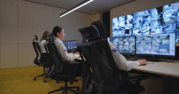 监控室监控现代闭路电视摄像机的警卫 — 图库视频影像