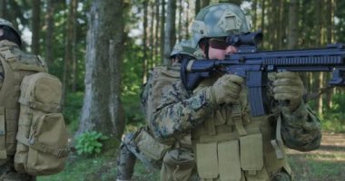 Soliders sık ormanda kendi hattını koruyor. Ormandaki üssü kurtarmak ve korumak için askeri harekat