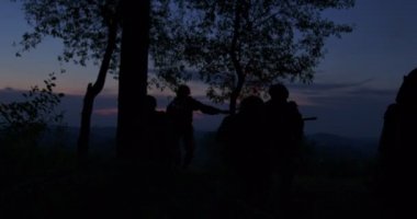 Gece vakti ormanda askeri harekat gerçekleşiyor. Askerleri kurtarmak ve işaret fişeklerini kullanarak konumlarını belirlemek
