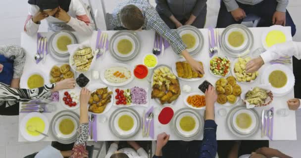 Família muçulmana se reunindo por ter Iftar no Ramadã juntos vista superior — Vídeo de Stock