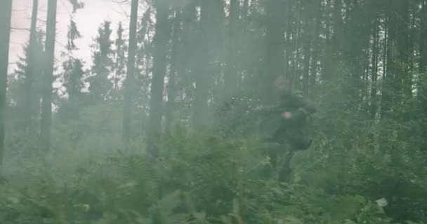 Special Forces soldater i aktion går för terrorist eller oponent i skogen med rök i backgorund, anti terrorist millitary åtgärder i tät skog — Stockvideo