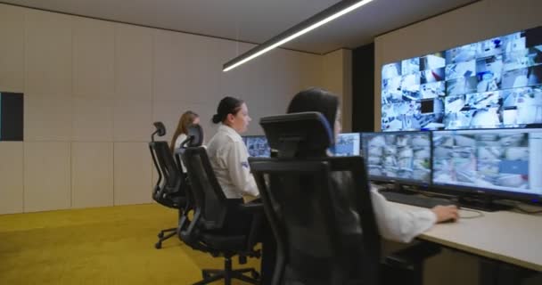 Le guardie di sicurezza monitorano le moderne telecamere a circuito chiuso nella sala di sorveglianza — Video Stock