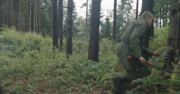 Soldaten der Spezialeinheit im Einsatz auf der Suche nach Terroristen oder Gegnern im Wald mit Rauch im Hintergrund, Anti-Terror-Einsatz im dichten Wald — Stockvideo