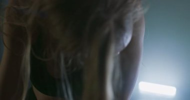 Dans öncesi dans sonrasında dans stüdyosunda dinlenen çağdaş sanat dansçısının portresi.