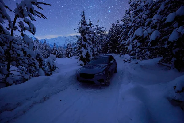Samochód suv offroad na lodowatej zimowej drodze północnej — Zdjęcie stockowe