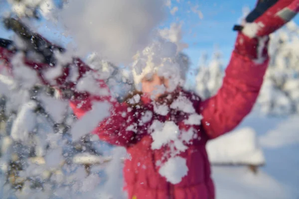 Κορίτσι ρίχνουν φρέσκο χιόνι σε όμορφη ηλιόλουστη μέρα του χειμώνα — Φωτογραφία Αρχείου