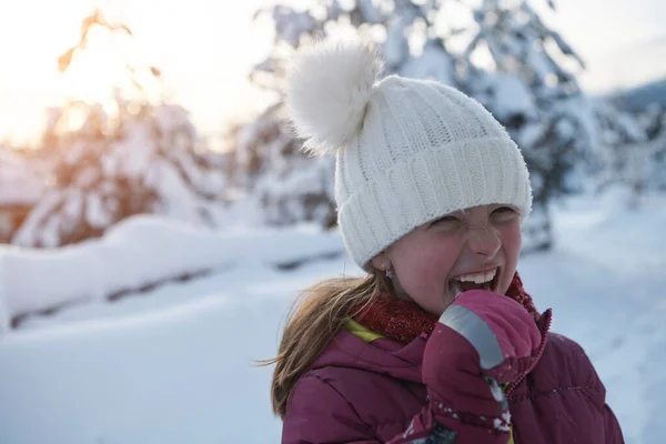 Cute little girl podczas jedzenia lodu na piękny zimowy dzień — Zdjęcie stockowe