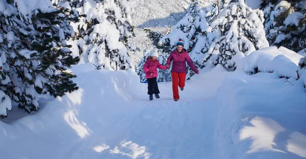 Moeder en dochter wandelen op mooie zonnige winterdag — Stockfoto