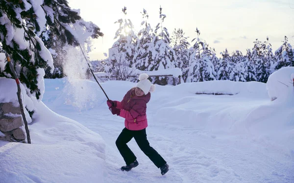 Mädchen werfen frischen Schnee an einem schönen sonnigen Wintertag — Stockfoto