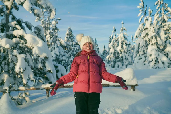 Dziewczyna rzucając świeży śnieg w piękny słoneczny zimowy dzień — Zdjęcie stockowe