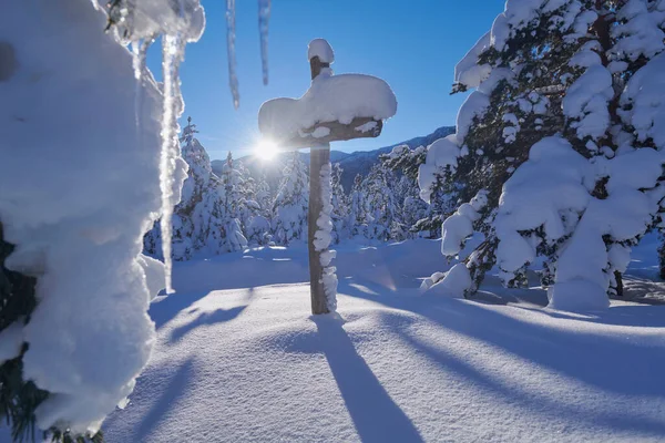Croix en bois recouverte de neige fraîche au beau matin d'hiver frais — Photo