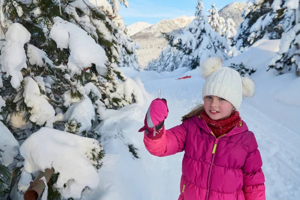 Güzel bir kış günü buz saçağı yerken tatlı küçük kız — Stok fotoğraf