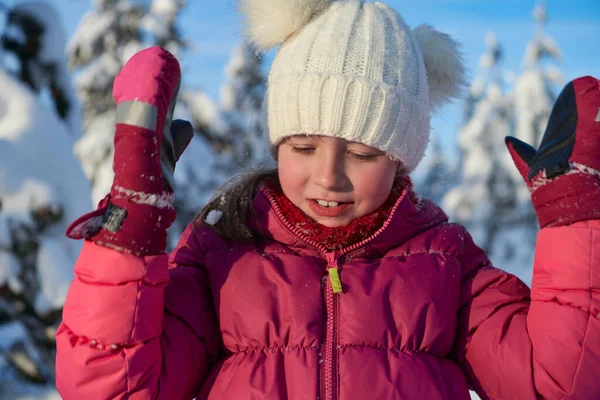 Cute little girl na piękny zimowy dzień — Zdjęcie stockowe