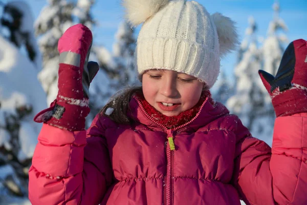 Menina bonito no belo dia de inverno — Fotografia de Stock