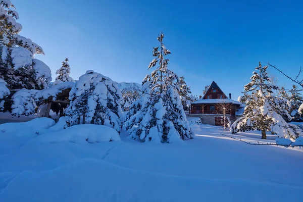 Cabaña de madera con nieve fresca en la fría mañana de invierno — Foto de Stock