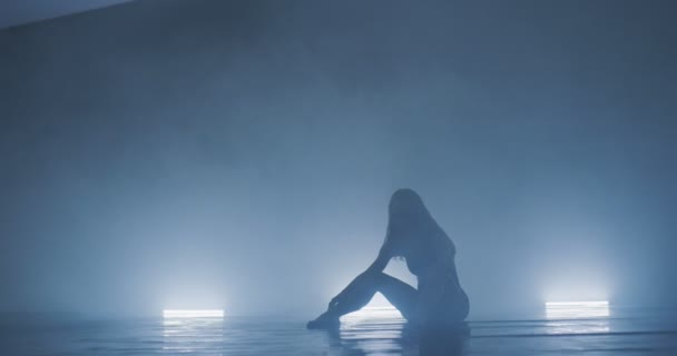 Tänzerin des zeitgenössischen Balletts beim Üben in rauchiger Atmosphäre, schlanke, flexible Tänzerin während einer Tanzübung — Stockvideo