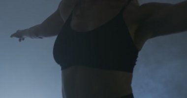 Sanat dansı, Çağdaş dans ve yumuşak atmosferde dans pratiği yaparken ince dans sanatçısı.