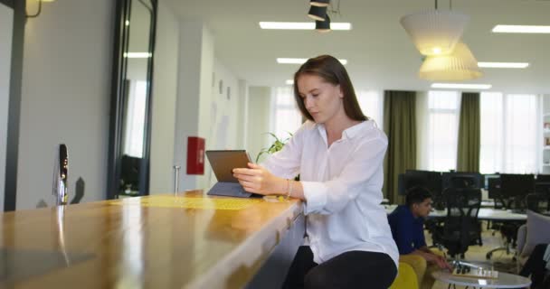 Portrét profesionální podnikatelky sedící na židli ležérní a pracující s tabletem ve startovací kanceláři — Stock video
