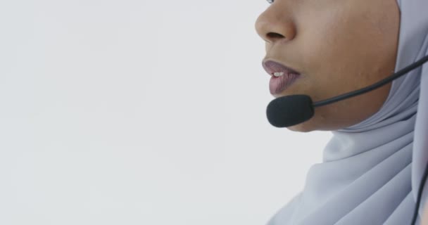 Afričan muslim žena s hidžáb šátek zástupce zákazníka obchodní žena s telefonem sluchátka pomáhá a podporuje on-line se zákazníkem v moderním světlé call centrum izolované na bílém pozadí — Stock video