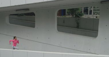 Şehirde aktif kadın koşucu manzarası, sağlıklı yaşam tarzı ve çalışma etkinliği