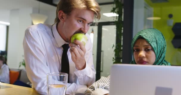 Mulher com hijab reunião homem de negócios no escritório de inicialização, estilo de vida saudável no escritório, comer maçã e frutas no escritório — Vídeo de Stock