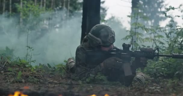 Солдати спецпризначенців в бою. Еліта рухається крізь вогонь і дим у лісі. — стокове відео