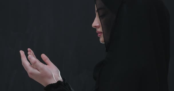 Πορτρέτο των όμορφων μουσουλμάνων γυναίκα στο μοντέρνο φόρεμα με μαντίλα κάνοντας παραδοσιακή προσευχή στο Θεό — Αρχείο Βίντεο