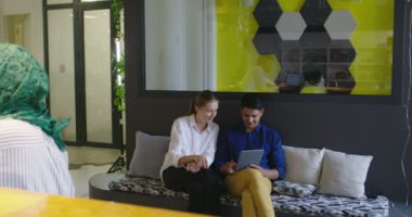 Başlangıçta dijital tablet kullanarak fikirleri tartışan, etnik kökenli iki çekici insan, bir sonraki iş için toplantı ve planlama yapıyor. 