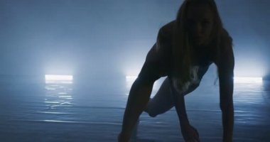 Sanat dansı, Çağdaş dans ve yumuşak atmosferde dans pratiği yaparken ince dans sanatçısı.