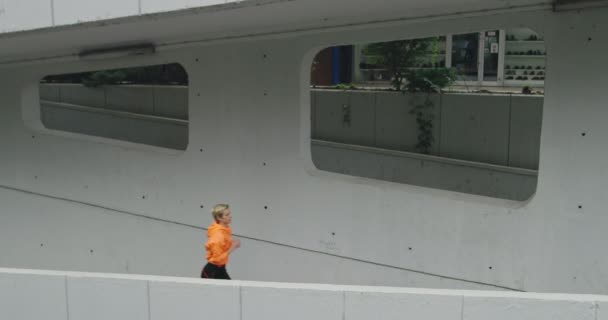 Athlète sportive jeune femme courir dans la rue urbaine au centre-ville. — Video