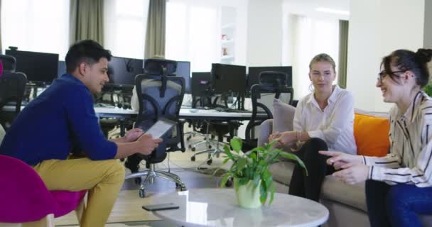 Jóvenes empresarios tripulantes trabajando en un nuevo proyecto de startup en un moderno espacio de coworking, personas reunidas en una oficina de inicio — Vídeos de Stock