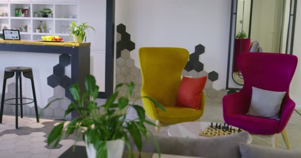 Ambiente ufficio startup vuoto, spazio ufficio moderno con look casual — Video Stock