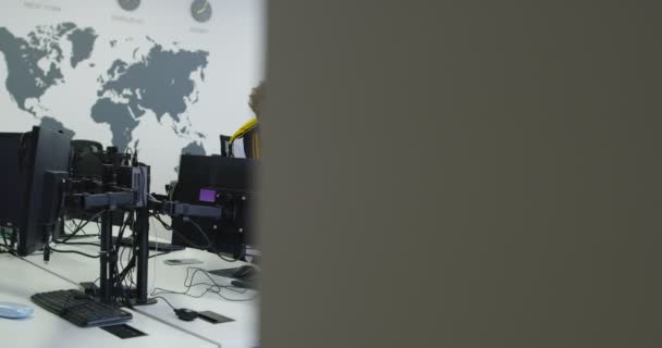 Dos jóvenes colegas de negocios vestidos casualmente usando una computadora y hablando juntos durante el proceso en la oficina de inicio — Vídeos de Stock