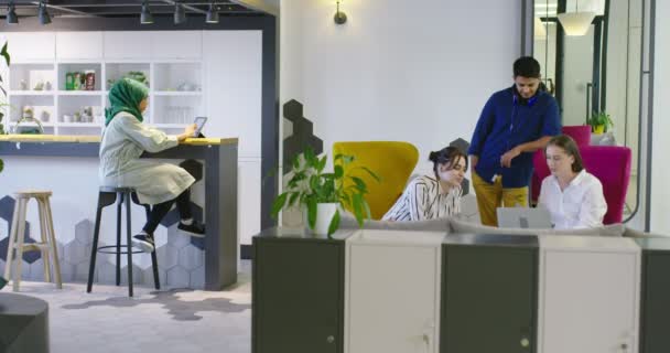 Tim bisnis rintisan multietnis pada pertemuan di brainstorming interior kantor cerah modern, bekerja pada laptop dan komputer tablet di kantor startup — Stok Video