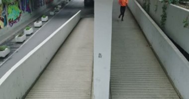 Şehirde aktif kadın koşucu manzarası, sağlıklı yaşam tarzı ve çalışma etkinliği