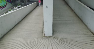 Şehirde aktif kadın koşucu manzarası, sağlıklı yaşam tarzı ve çalışma etkinliği