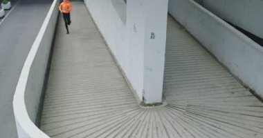 Şehir merkezinde koşan aktif kadın koşucuların en iyi görüntüsü, sağlıklı yaşam tarzı ve spor aktiviteleri