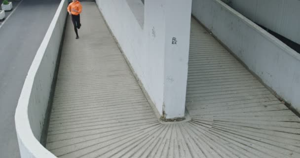 Vista superior de joggers femininos ativos correndo ao ar livre no centro da cidade, estilo de vida saudável e atividade esportiva — Vídeo de Stock