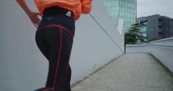 ダウンタウンや都市環境で歩道橋を走っているアクティブなスポーティーな女性 — ストック動画