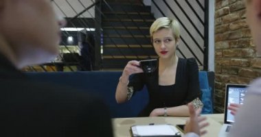 Bir grup genç iş adamı bir araya gelerek kafeteryada yaratıcı fikirleri tartıştılar.