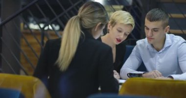 İş arkadaşları kafede birlikte çalışıyor, toplantılar yapıyor ve kahve içiyorlar.