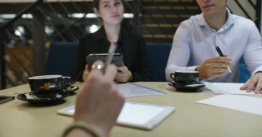 Bardaki insanlar, iş arkadaşlarıyla kafeteryada buluşup, teknolojiyle çalışıp, kahve içiyorlar.
